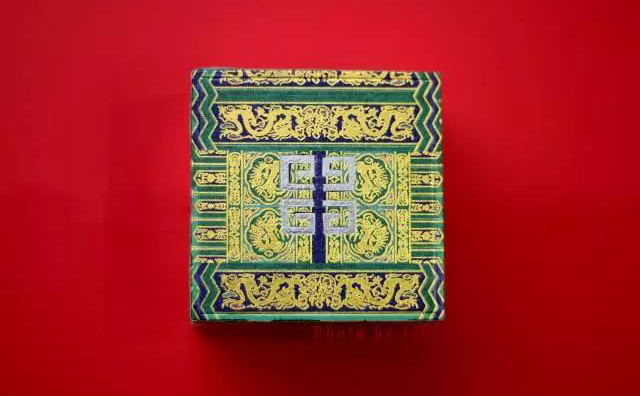 大牌口紅如何“中國風(fēng)”，故宮教你手工貼膠帶定制彩妝？