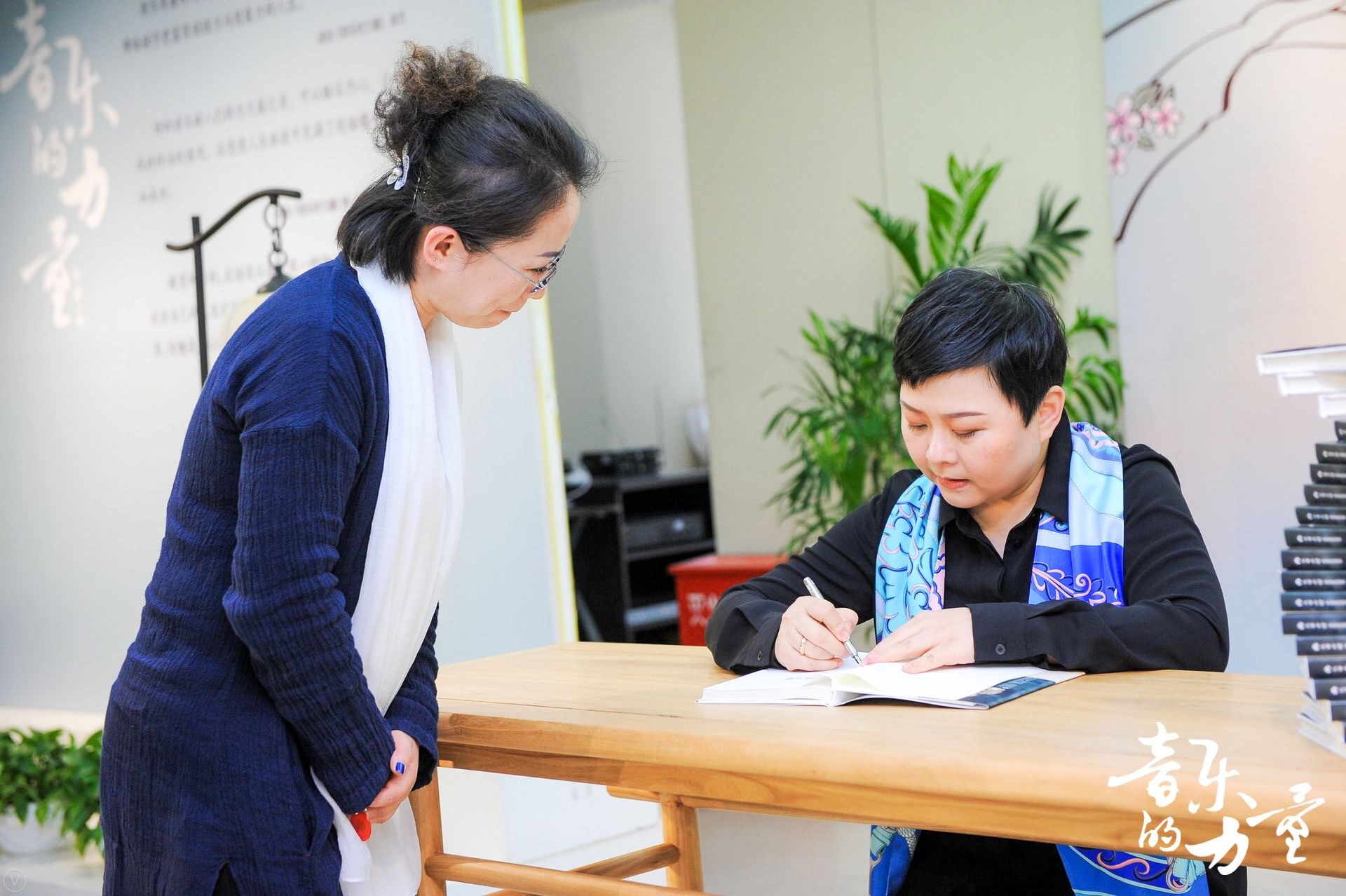 菲蓓爾品牌創(chuàng)始人、《音樂的力量》作者馬駿現(xiàn)場進行新書簽售