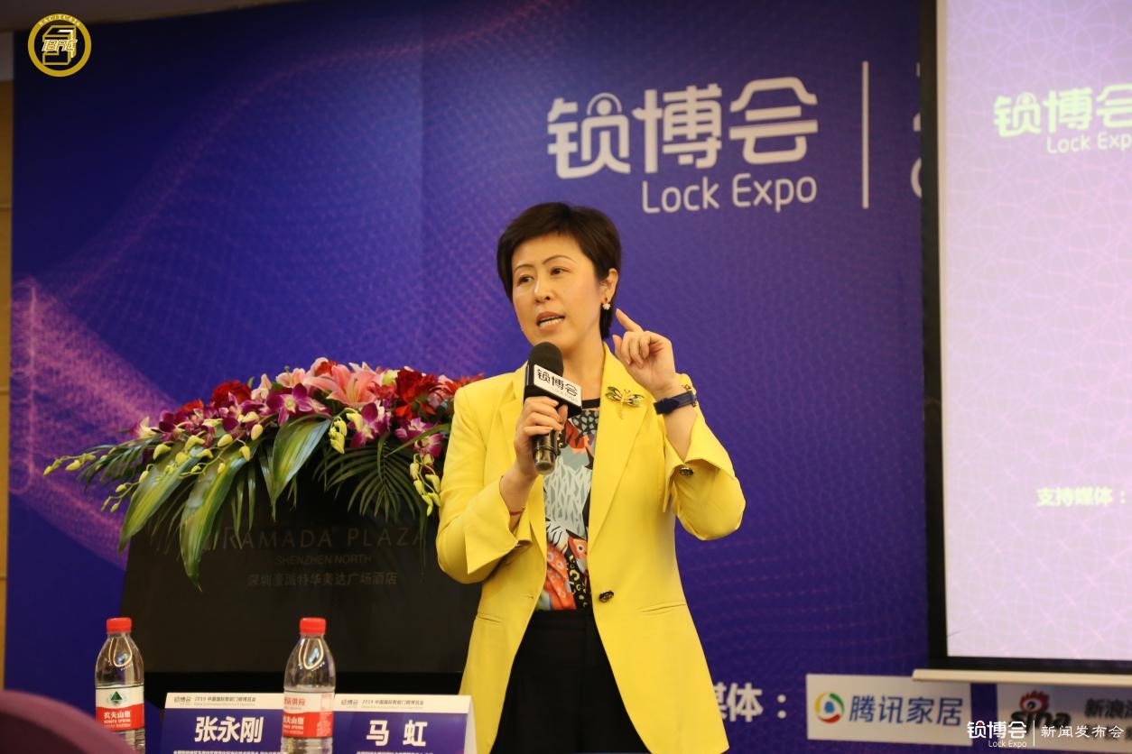  （住房和城鄉(xiāng)建設(shè)部IC卡應(yīng)用服務(wù)中心主任、全國(guó)智能建筑及居住區(qū)數(shù)字化標(biāo)準(zhǔn)化技術(shù)委員會(huì) 副主任委員馬虹現(xiàn)場(chǎng)回答媒體問題）