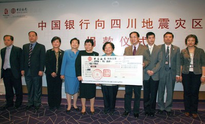2008年5月14日上午，張燕玲副行長(zhǎng)將一張面額1,000萬(wàn)的現(xiàn)金支票交到了中國(guó)紅十字會(huì)總會(huì)彭珮云會(huì)長(zhǎng)手中，代表中國(guó)銀行向汶川地震受災(zāi)地區(qū)人民捐款。