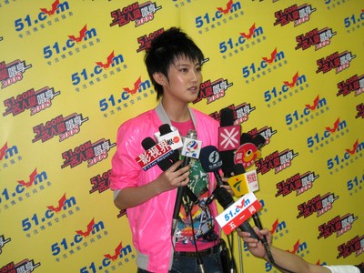 圖為劉力揚(yáng)作為“51.com名人堂，唱享2008”廣州站的嘉賓，攜新專輯《我就是這樣》于2008年7月25日在廣州江南大戲院接受媒體采訪。