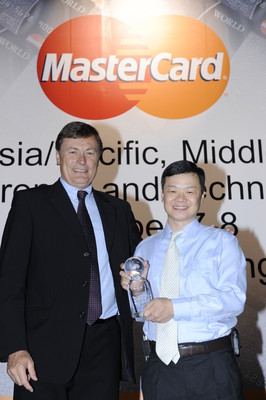 交通銀行信用卡中心市場(chǎng)部總監(jiān)劉育?。ㄓ遥┙邮苡扇f(wàn)事達(dá)卡亞太/中東和非洲地區(qū)總裁 Andre Sekulic （左）頒發(fā)的獎(jiǎng)項(xiàng)