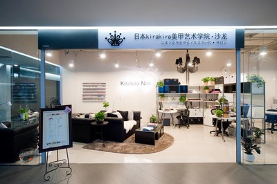 在首屆奢侈品展會現(xiàn)場，參觀者可一睹日本 KiraKira 美甲高級講師 Rachel Lai 的風(fēng)采，并可就相關(guān)時尚問題進行咨詢。