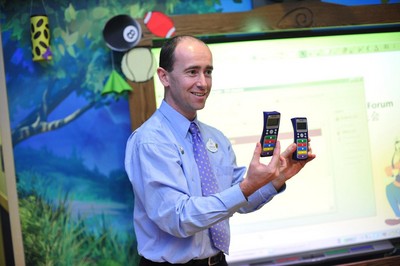 圖2：迪士尼英語區(qū)域英語培訓(xùn)師培訓(xùn)經(jīng)理劉安筑先生解析英語學習的核心技能并與聽眾有趣互動