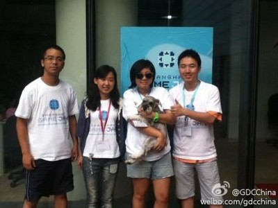 做出兩款游戲的 Metao 組合影，狗狗成為游戲創(chuàng)作原型。