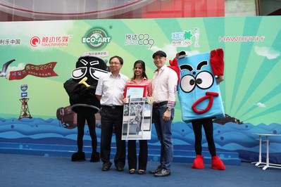 上海市環(huán)境保護局黨委副書記姜南（左）和觸動傳媒執(zhí)行主席及創(chuàng)始人馮暉中（右）為2012環(huán)保亦酷“變廢為寶”競賽冠軍得主來自印度的 Sonalika Jain（中）頒獎。