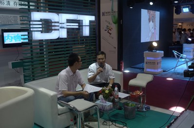 圖二：DFT總經(jīng)理劉衛(wèi)東先生(右)現(xiàn)場接受DOIT傳媒副總編兼存儲在線主編、渠道在線主編彭彥明先生(左)采訪