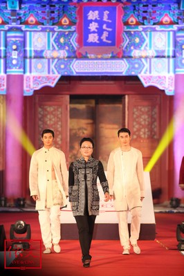 依文集團(tuán)董事長(zhǎng)引領(lǐng)時(shí)尚模特集體亮相，為愛(ài)心時(shí)尚秀華彩謝幕