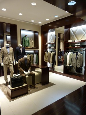 TOMBOLINI秉承意大利服飾優(yōu)雅、簡潔的理念，凸顯莊重、典雅的個性品位，以華麗時尚的面料、卓爾不凡的設計、精雕細琢的工藝，備受歐洲上流人士的青睞和推崇