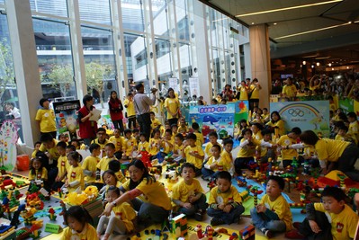 2012樂高智拼大賽團(tuán)體組比賽中，小朋友們焦急地等待最終結(jié)果