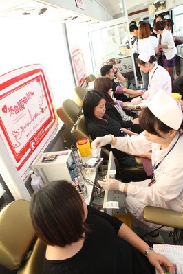 9米長的獻血車駛?cè)脒_芙妮廠區(qū)，體檢合格員工在獻血中