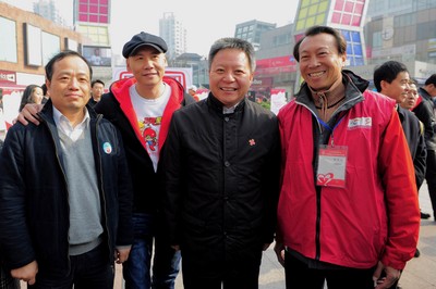 （從左至右）上海市血液中心主任朱永明、觸動(dòng)傳媒創(chuàng)始人兼執(zhí)行主席馮暉中、上海市副市長(zhǎng)沈曉明、“獻(xiàn)血達(dá)人”陳澤人