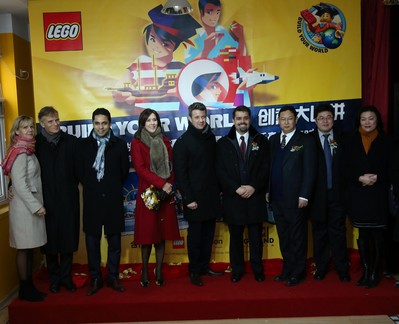 圖一：丹麥王國(guó)腓特烈王子（中）、瑪麗王妃（左四）、丹麥大臣Manu Sareen先生（左三）、丹麥駐華大使裴德盛先生（左二）、教育部國(guó)際合作與交流司處長(zhǎng)楊曉春（右三）與樂(lè)高中國(guó)區(qū)總經(jīng)理姚思鵬（右四）共同開(kāi)啟比賽。