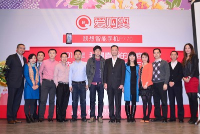 觸動傳媒聯(lián)合首席執(zhí)行官歐陽伯康先生和聯(lián)想MIDH開放市場運營管理兼新通路業(yè)務總經理賀盛芬女士與京東商城、凡客誠品、當當網等11家獲獎電商合影