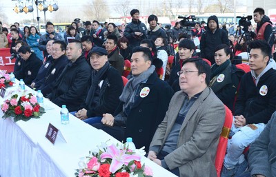 出席活動領(lǐng)導(dǎo)和嘉賓：（從遠至近）北京市海淀區(qū)獻血辦公室主任趙宇、春晚童星鄧鳴賀的爺爺鄧慶華、北京市血液中心黨委書記張建利、北京市衛(wèi)生局副巡視員趙濤、風(fēng)行網(wǎng)副總裁佘清舟、觸動傳媒創(chuàng)始人馮暉中、觸動傳媒榮譽主席呂良偉、中國國際公關(guān)協(xié)會常務(wù)副會長兼秘書長趙大力