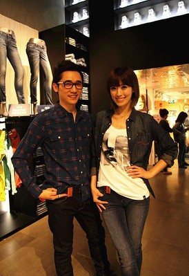 嘉賓展示屬于自己專(zhuān)屬的個(gè)性銘牌