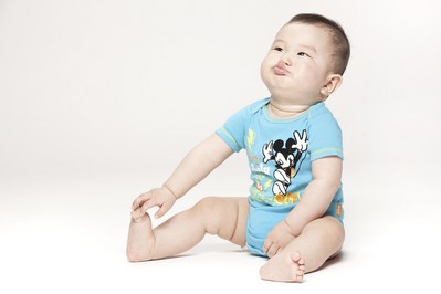 獨有的可調節(jié)雙排扣設計，迪士尼寶寶哈衣和寶寶一起成長