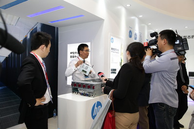 惠普“IT新型態(tài)”移動化展區(qū)展示為用戶提供的全方位移動支持，包括移動辦公、移動打印和移動執(zhí)法等，助力各類機(jī)構(gòu)提升工作效率