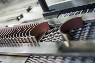 高分子涂層發(fā)動機軸瓦 IROX(R) 可以在高效增壓直噴發(fā)動機上承受較高的機械載荷，并解決啟停式發(fā)動機頻繁重啟導致的潤滑難題。