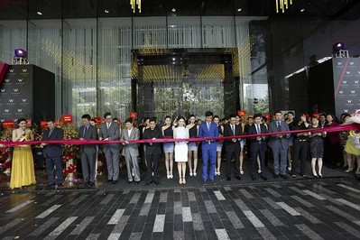 從左到右：Brian Segrave, 廣州W酒店總經(jīng)理；劉偉立，喜達(dá)屋酒店與度假村集團(tuán)亞太區(qū)資深副總裁，設(shè)計(jì)與工程籌劃；Paul James羅健，W 全球酒店、瑞吉酒店與度假村及豪華精選全球品牌領(lǐng)導(dǎo)人；錢進(jìn)，喜達(dá)屋酒店與度假村集團(tuán) 大中華區(qū)總裁；Stephen Ho何國祥，喜達(dá)屋酒店與度假村國際集團(tuán)亞太區(qū)總裁；影星高圓圓和吳彥祖；孔健濤，合景泰富房公司執(zhí)行董事兼行政總裁；孔健楠，合景泰富房公司執(zhí)行董事兼執(zhí)行副總裁；徐錦添，合景泰富公司執(zhí)行董事、首席財(cái)務(wù)官兼公司秘書；李建明，合景泰富公司執(zhí)行董事、集團(tuán)運(yùn)營管理部副總裁兼華南片區(qū)總經(jīng)理；黃薇陵，合景泰富酒店投資發(fā)展部總監(jiān)及園林設(shè)計(jì)部總監(jiān)。