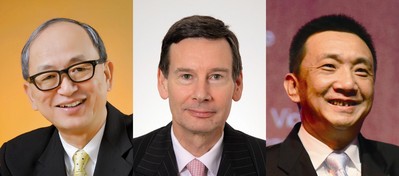 (左起) 世界黃金協(xié)會(huì)遠(yuǎn)東區(qū)董事總經(jīng)理鄭良豪、國際鉑金協(xié)會(huì)首席執(zhí)行官高偉政、上海鉆石交易所總裁林強(qiáng)