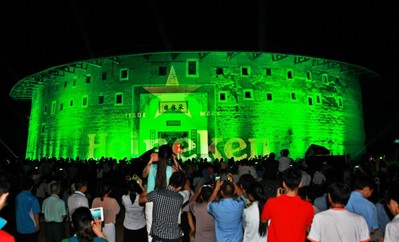 喜力啤酒誠邀幾百球迷狂歡永定土樓，傾情呈現(xiàn)2013年喜力歐冠決賽觀戰(zhàn)星體驗