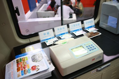 目前在廣東運行的沃爾瑪食品安全檢測車涵蓋11項檢測指標(biāo)，每天至少抽檢150個樣品