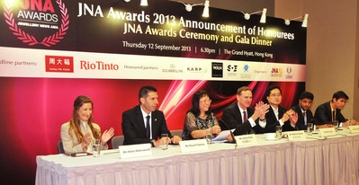 （左起）Gubelin集團(tuán)Helen Molesworth；以色列鑽石行業(yè)協(xié)會(huì)市場總監(jiān)Nissim Palomo；《亞洲珠寶》英文版JNA創(chuàng)刊人暨亞洲博聞珠寶業(yè)務(wù)拓展總監(jiān)周美麗；亞洲博聞高級(jí)副總裁狄沃夫；周大福珠寶集團(tuán)有限公司執(zhí)行董事孫志強(qiáng)；KARP Jewellery董事Smit Virani及羅伯特溫集團(tuán)Richard Wan。