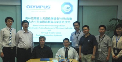 TUV SUD大中華區(qū)、中區(qū) 業(yè)務(wù)拓展與市場總監(jiān)陳辰先生（左4）與奧林巴斯有限公司亞太無損檢測設(shè)備業(yè)務(wù)部（無損檢測設(shè)備業(yè)務(wù)拓展經(jīng)理）Olivier Dupuis 先生（左3）簽約