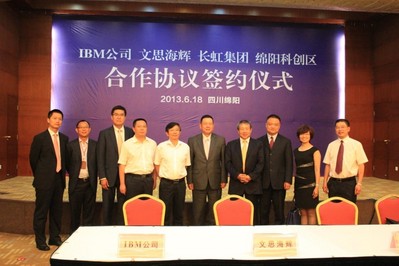 文思海輝董事長陳淑寧（右四）及高級(jí)副總裁、大中華區(qū)業(yè)務(wù)及應(yīng)用咨詢事業(yè)部總經(jīng)理黎杰（右三）出席簽約儀式