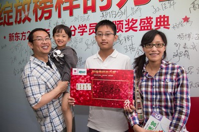 學(xué)員獲SSAT2283分，與家長(zhǎng)簽名版前留念