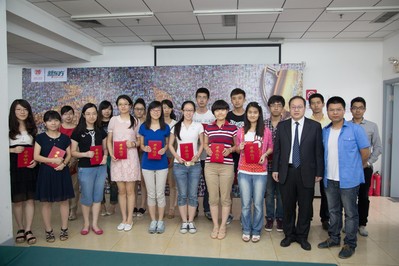 新東方教育科技集團(tuán)副總裁，北京新東方學(xué)校校長汪海濤（前排右二）與部分獲獎學(xué)員