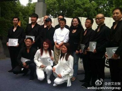 馬云、李連杰、夏華共同推廣太極禪，在淘寶大學悟道之旅中，為十佳淘寶大賣家頒發(fā)了太極禪云手一段證書，并與全球十佳網(wǎng)商以及淘女郎一起體禪悟道