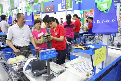 顧客踴躍選購山姆會員店商品，滿載而歸