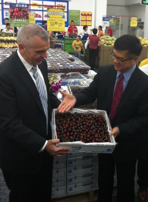 山姆會員商店首席運(yùn)營官文安德與美國駐華大使駱家輝一起在北京亦莊山姆會員商店促銷美國西北櫻桃。