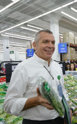 山姆會(huì)員商店首席運(yùn)營(yíng)官文安德展示山姆生鮮產(chǎn)品，介紹山姆采購(gòu)的秘訣。