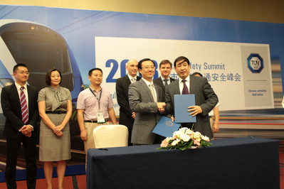 TUV南德意志集團大中華集團高級副總裁，中區(qū)董事總經(jīng)理金燦和西南交通大學(xué)副校長張文桂簽署合作協(xié)議