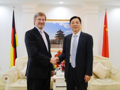 2013年7月3日，國(guó)家質(zhì)檢總局副局長(zhǎng)孫大偉會(huì)見TUV南德意志集團(tuán)管理委員會(huì)主席施特克芬博士（Dr. –Ing Axel Stepken）