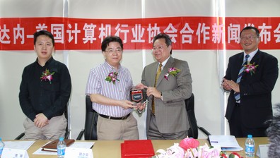 美國計(jì)算機(jī)行業(yè)協(xié)會(huì)副總裁Dennis先生為達(dá)內(nèi)CEO韓少云先生頒發(fā)合作伙伴授權(quán)牌