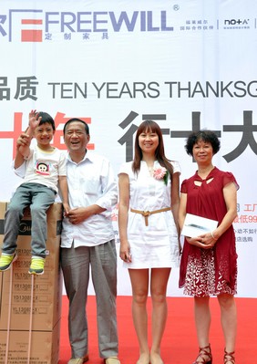 福萊威爾總裁為一、二等獎獲獎?wù)哳C發(fā)獎品