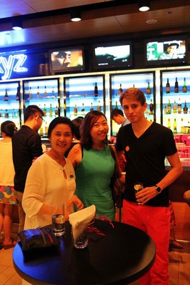 北京海淀雅樂軒酒店總經理張磊女士與現(xiàn)場觀眾合影