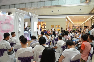 七夕，數(shù)百名單身男女齊聚“克拉女人”現(xiàn)場，讓珍愛相擁