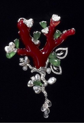 臺灣知名珠寶設(shè)計師曾郁雯 - 《一樹花開》古典優(yōu)雅結(jié)合珊瑚、翡翠、無核珠及透明剛玉之兩用針墜