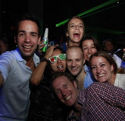 喜力新瓶Club Bottle發(fā)布當(dāng)晚，各路潮人匯聚上海，點(diǎn)燃“潮音綠動(dòng) 星情激蕩”的獨(dú)特體驗(yàn)