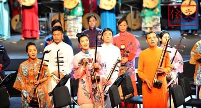 設(shè)計(jì)師與音樂(lè)家的強(qiáng)強(qiáng)聯(lián)合，整場(chǎng)服裝的色彩、款式、剪裁結(jié)構(gòu)和面料都貫穿古今，彰顯著每一位音樂(lè)家的獨(dú)特氣質(zhì)。