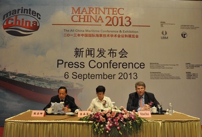 中國(guó)國(guó)際海事會(huì)展的第一次新聞發(fā)佈會(huì)
由左至右：張聖坤教授，袁嘉蓉女士及麥高德先生
