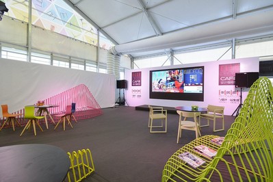 “山”作為屏風(fēng)的同時(shí)也是咖啡店的公共座椅，融合設(shè)計(jì)性和實(shí)用性