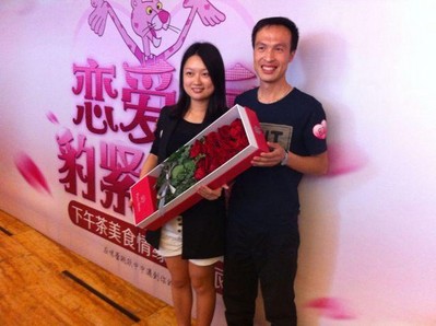 愛(ài)情如戀人手中的鮮花，在浪漫的季節(jié)綻放