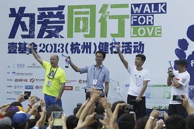 可口可樂大中華及韓國區(qū)董事長魯大衛(wèi)（左一）、壹基金創(chuàng)始人李連杰（右一）、明星志愿者文章及相關(guān)領(lǐng)導(dǎo)為“為愛同行”隊伍鳴響出發(fā)槍聲