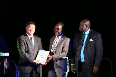 王文彪從聯(lián)合國(guó)防治荒漠化公約組織執(zhí)行秘書(shū)長(zhǎng)呂克&middot;尼亞卡賈手中接過(guò)獎(jiǎng)牌